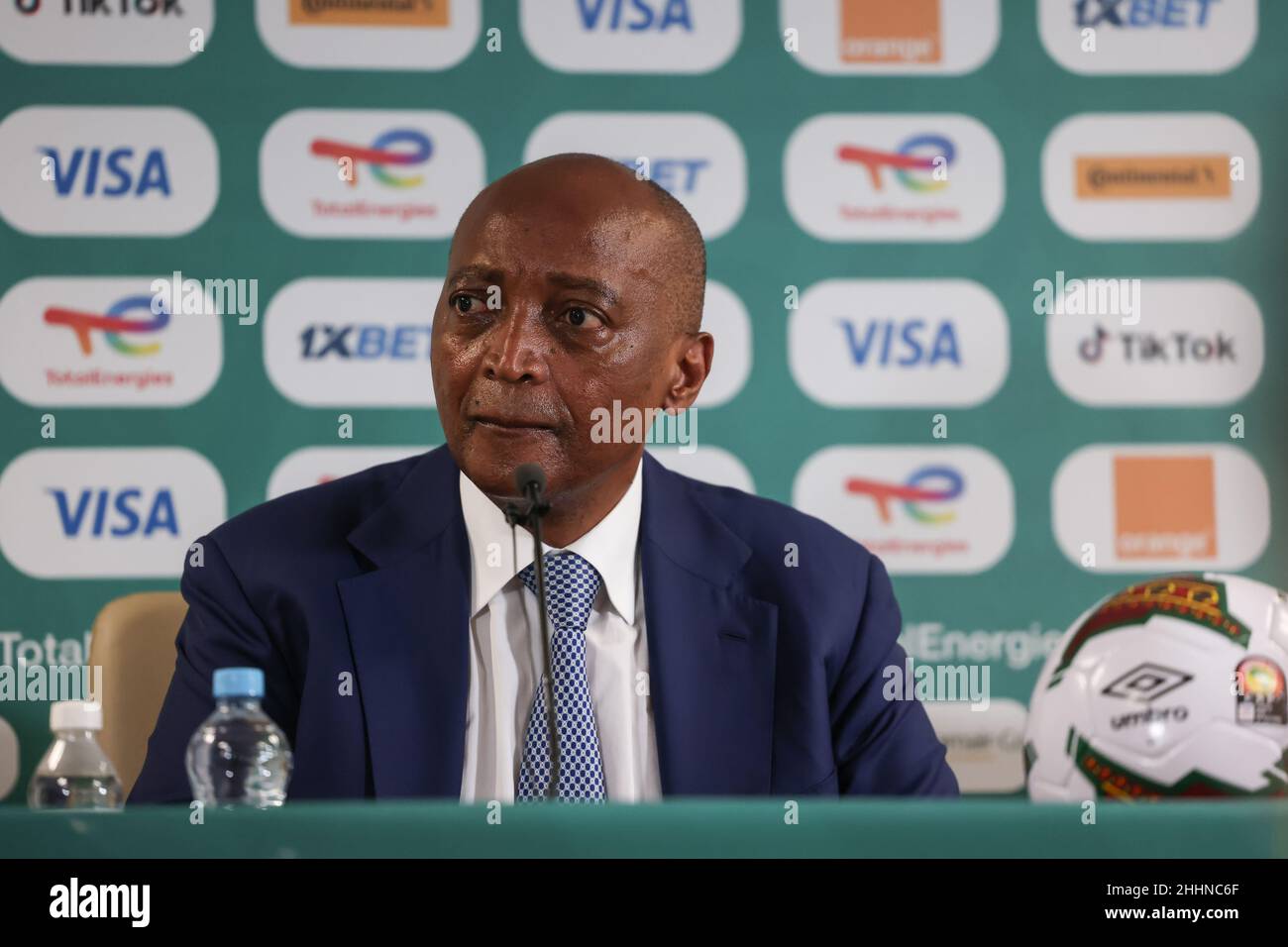 YAOUNDÉ, CAMEROUN - JANVIER 25: Président de la Confédération africaine de football Patrice Motsepe lors de la conférence de presse à la coupe d'Afrique sur les nations concernant l'incident avec les fans avant le Cameroun et les Comores match le 24/01/2022 Conférence de presse à Stade Ahmadou Ahidjo le 25 janvier 2022 à Yaoundé, Cameroun.(Photo de SF) crédit: Sebo47/Alay Live News Banque D'Images