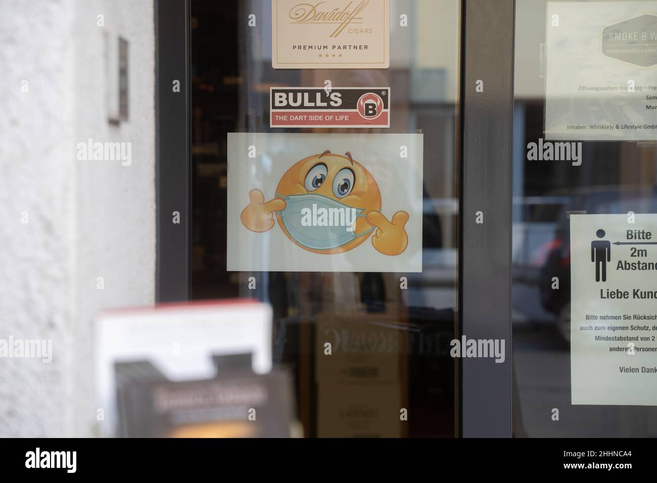 La réglementation des affiches sur les masques dans un magasin le 25 janvier 2022 à Starnberg, en Bavière.Tandis que les infections Covid augmentent rapidement en raison de la variante Omicron.(Photo par Alexander Pohl/Sipa USA) Banque D'Images