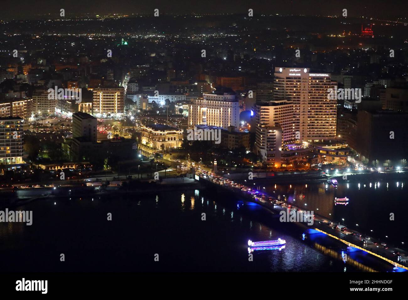 Le Caire.24th janvier 2022.Photo prise le 24 janvier 2022 montre la vue nocturne du Caire, Egypte.Credit: Sui Xiankai/Xinhua/Alay Live News Banque D'Images