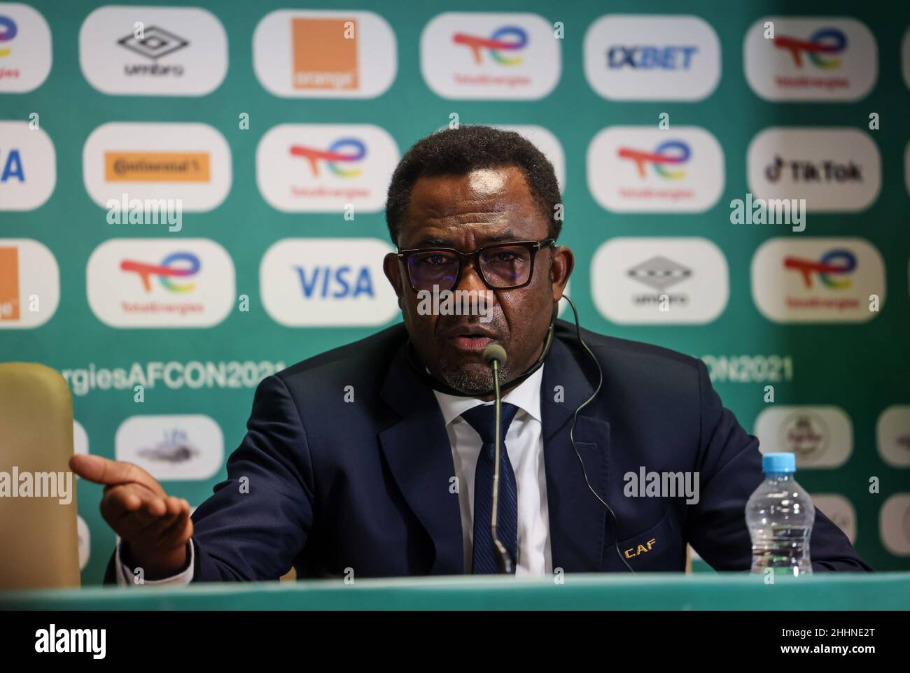 YAOUNDÉ, CAMEROUN - JANVIER 25: secrétaire général de la CAF Veron Mosengo-OMBA lors de la conférence de presse à la coupe d'Afrique sur les nations concernant l'incident avec les fans avant le Cameroun et les Comores match le 24/01/2022 Conférence de presse à Stade Ahmadou Ahidjo le 25 janvier 2022 à Yaoundé, Cameroun.(Photo de SF) crédit: Sebo47/Alay Live News Banque D'Images