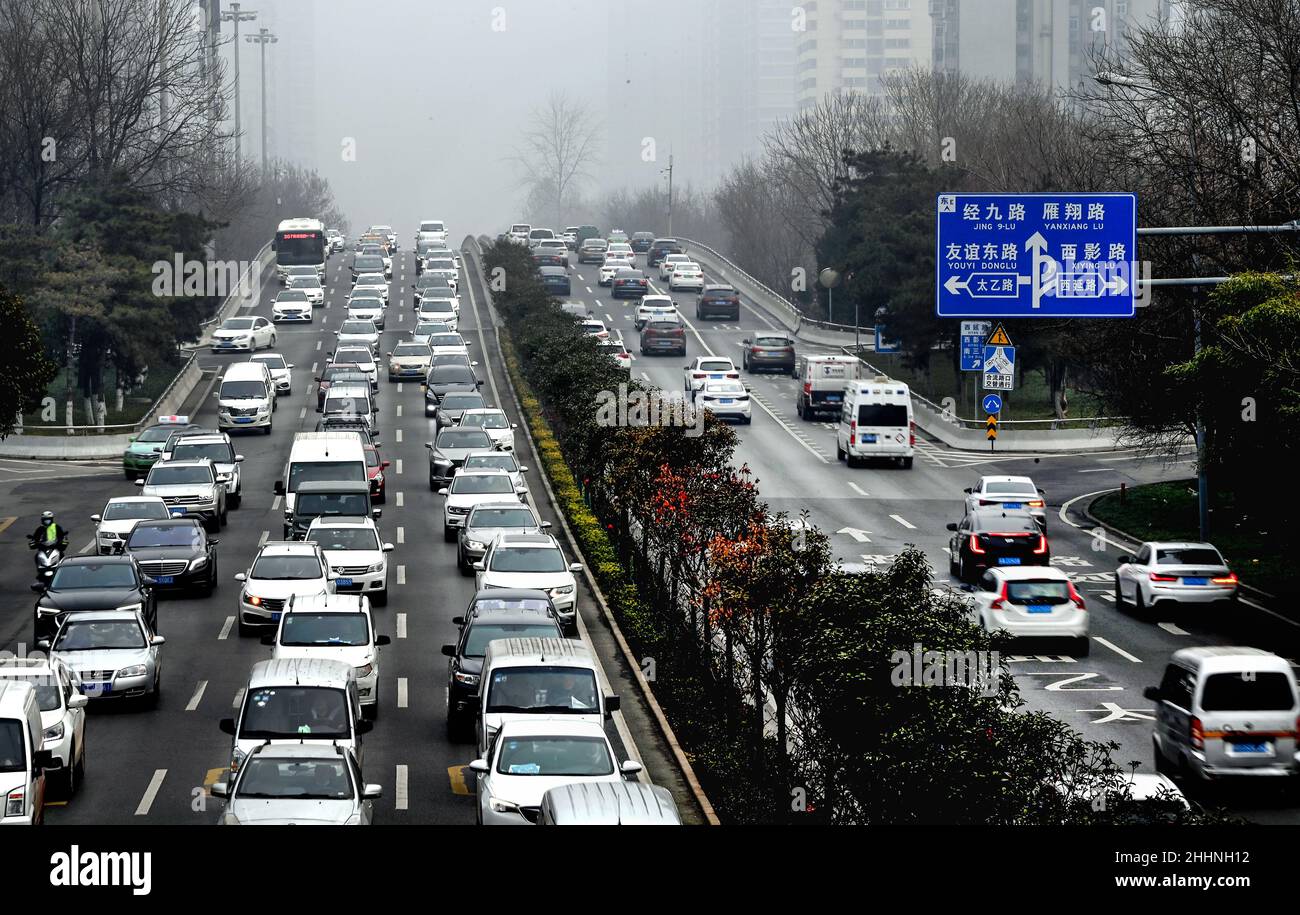 (220125) -- XI'AN, le 25 janvier 2022 (Xinhua) -- des véhicules empruntent des routes à Xi'an, dans la province de Shaanxi, dans le nord-ouest de la Chine, le 25 janvier 2022.Le 24 janvier, Xi'an a autorisé toutes les zones classées à risque élevé et moyen pour la COVID-19.(Xinhua/Tao Ming) Banque D'Images