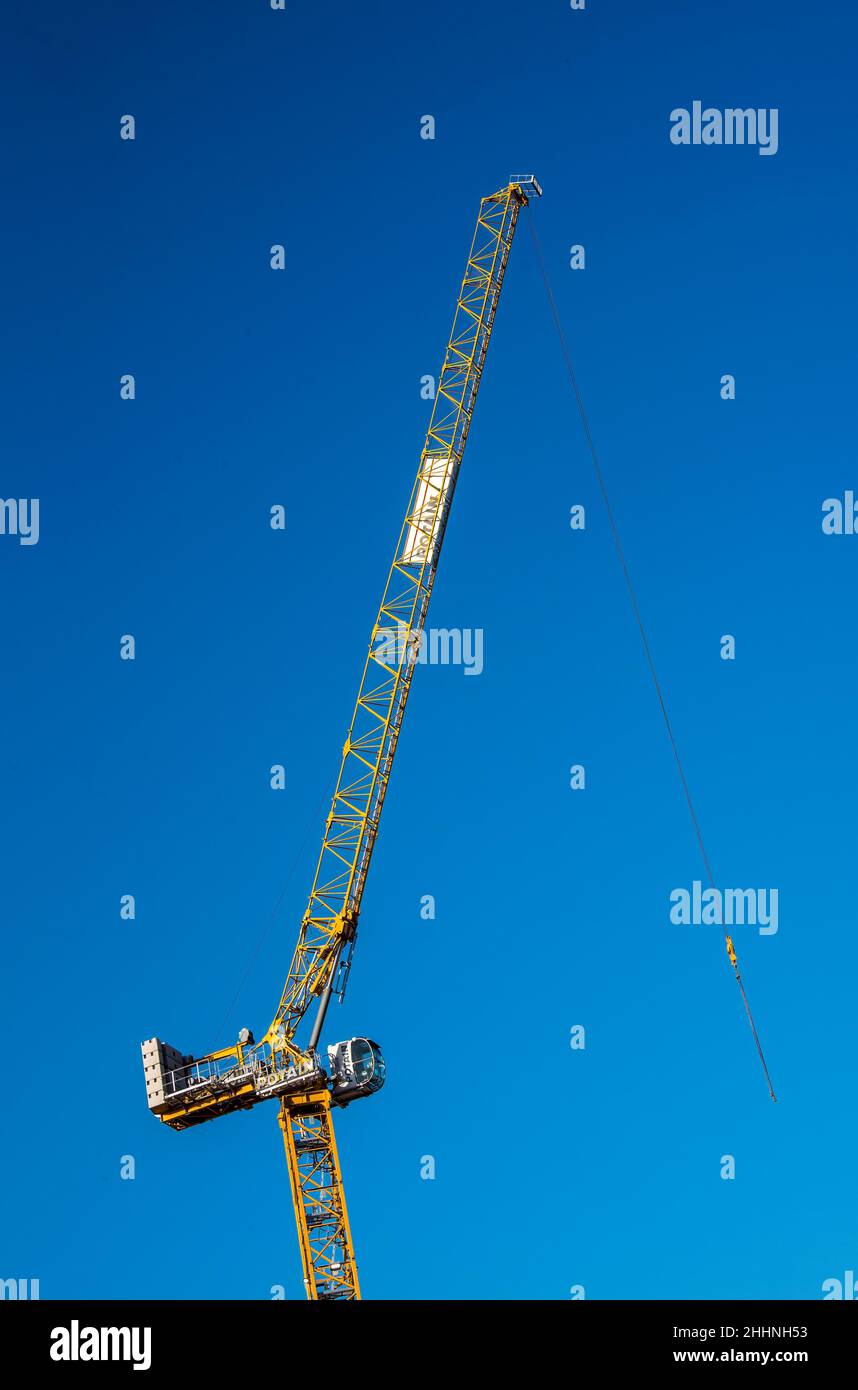 Grue Potain Tower unique sur le chantier. Banque D'Images