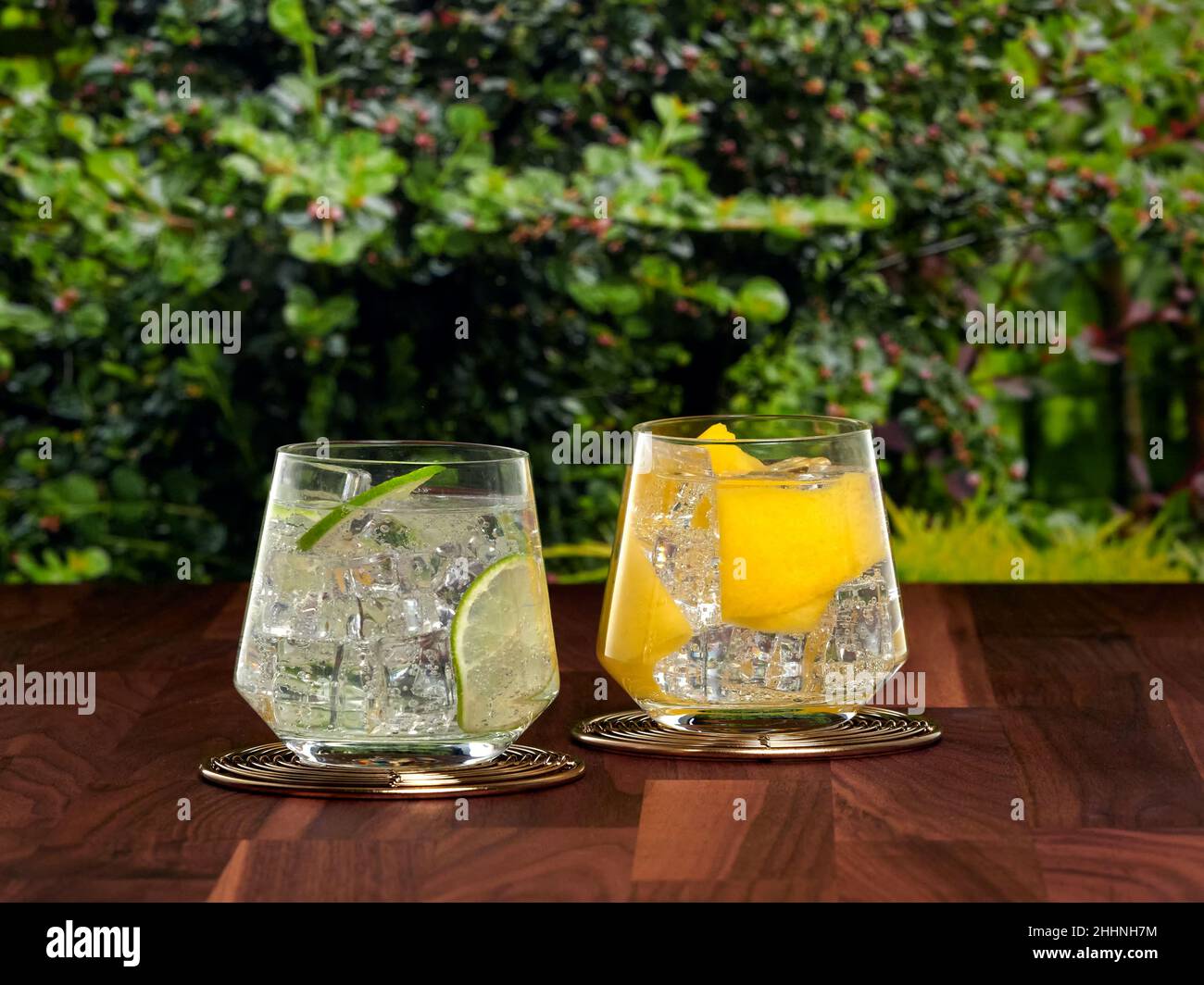 Un séltzer dur aux saveurs différentes.Une boisson à faible teneur en alcool, douce et gazeuse, sur fond de jardin Banque D'Images