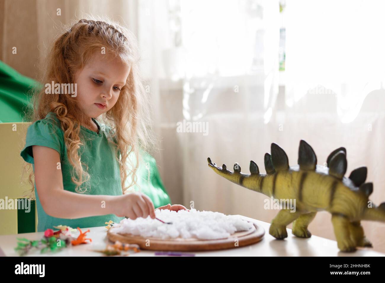 Petite fille enfant enfant dans la chambre des enfants jouer avec des jouets dans le jeu.5 ans heureux sourire jeune fille d'âge préscolaire jouer avec des jouets animaux dans la salle de jeu seule Banque D'Images