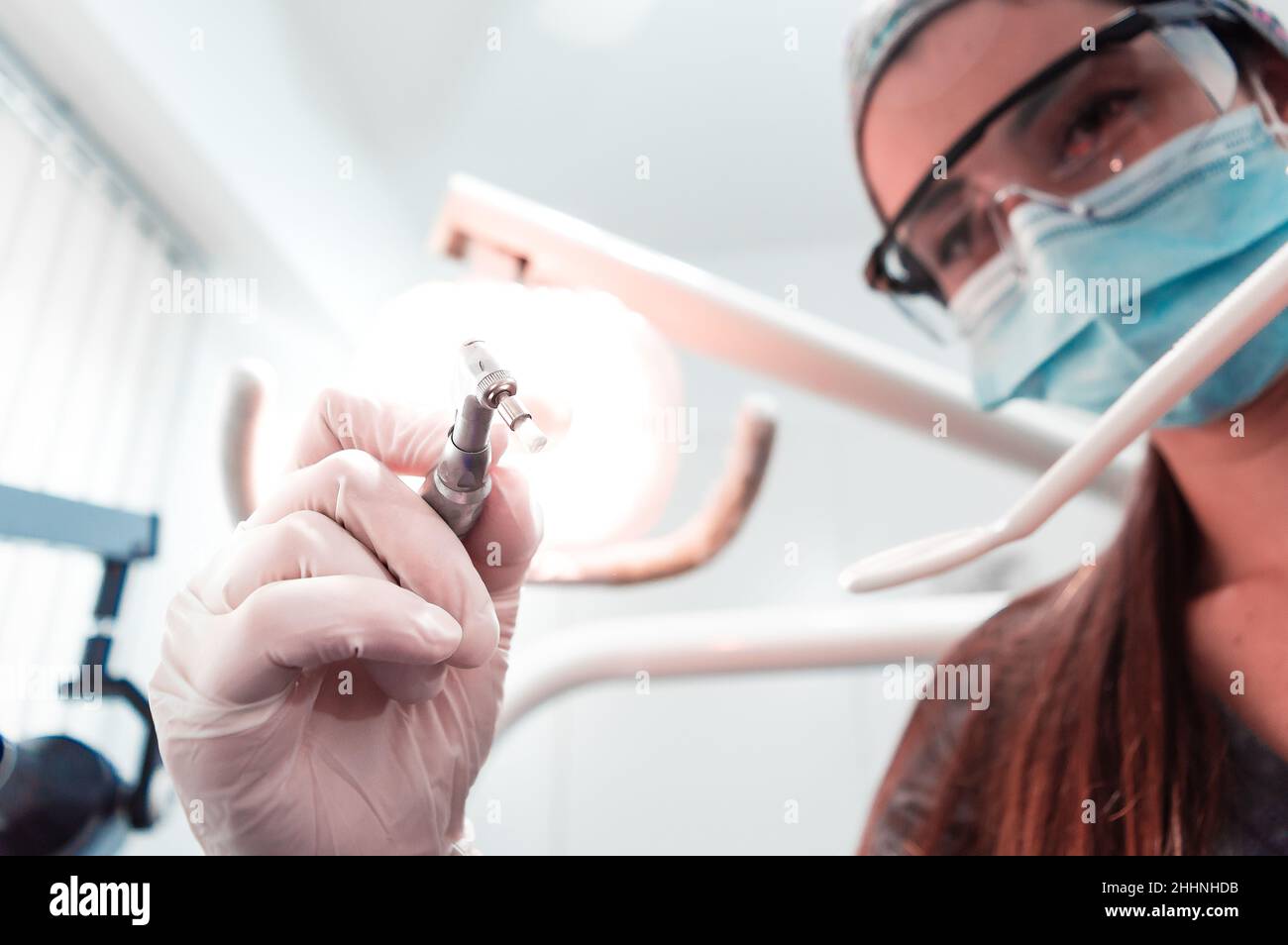image observée du point de vue d'un patient dentaire, des mains d'une jeune fille et d'un dentiste professionnel, avec des gants en latex qui utilise une bosselure Banque D'Images