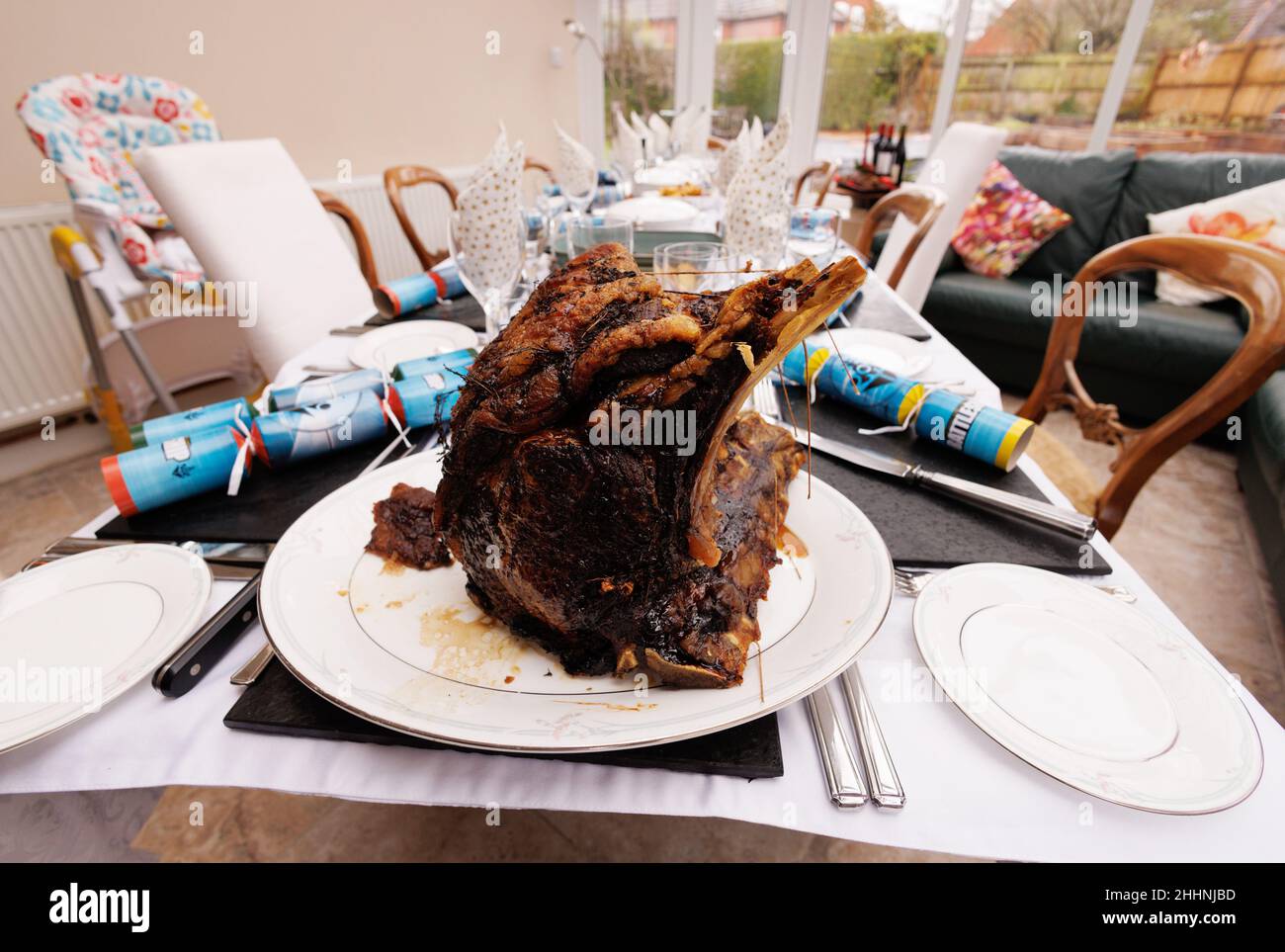 Un gros joint de bœuf sur l'os cuit et attendant sur la table à manger pour la sculpture, Royaume-Uni Banque D'Images