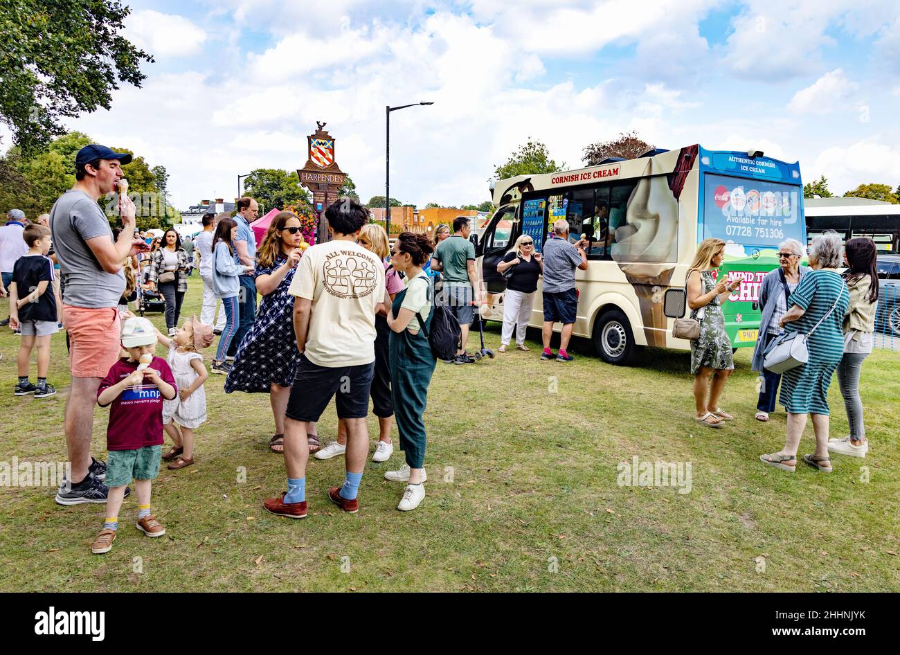 Festival UK - une foule de personnes mangeant et buvant dehors en été soleil , Harpenden Food and Drink Festival, Harpenden Hertfordshire UK Banque D'Images