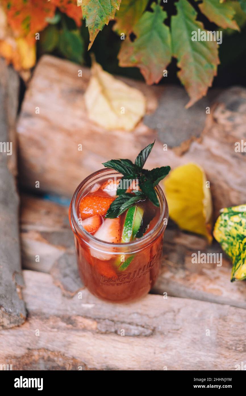 Un cliché vertical d'un verre de cocktail chaud de fraises avec de la chaux et de la menthe sur la table Banque D'Images