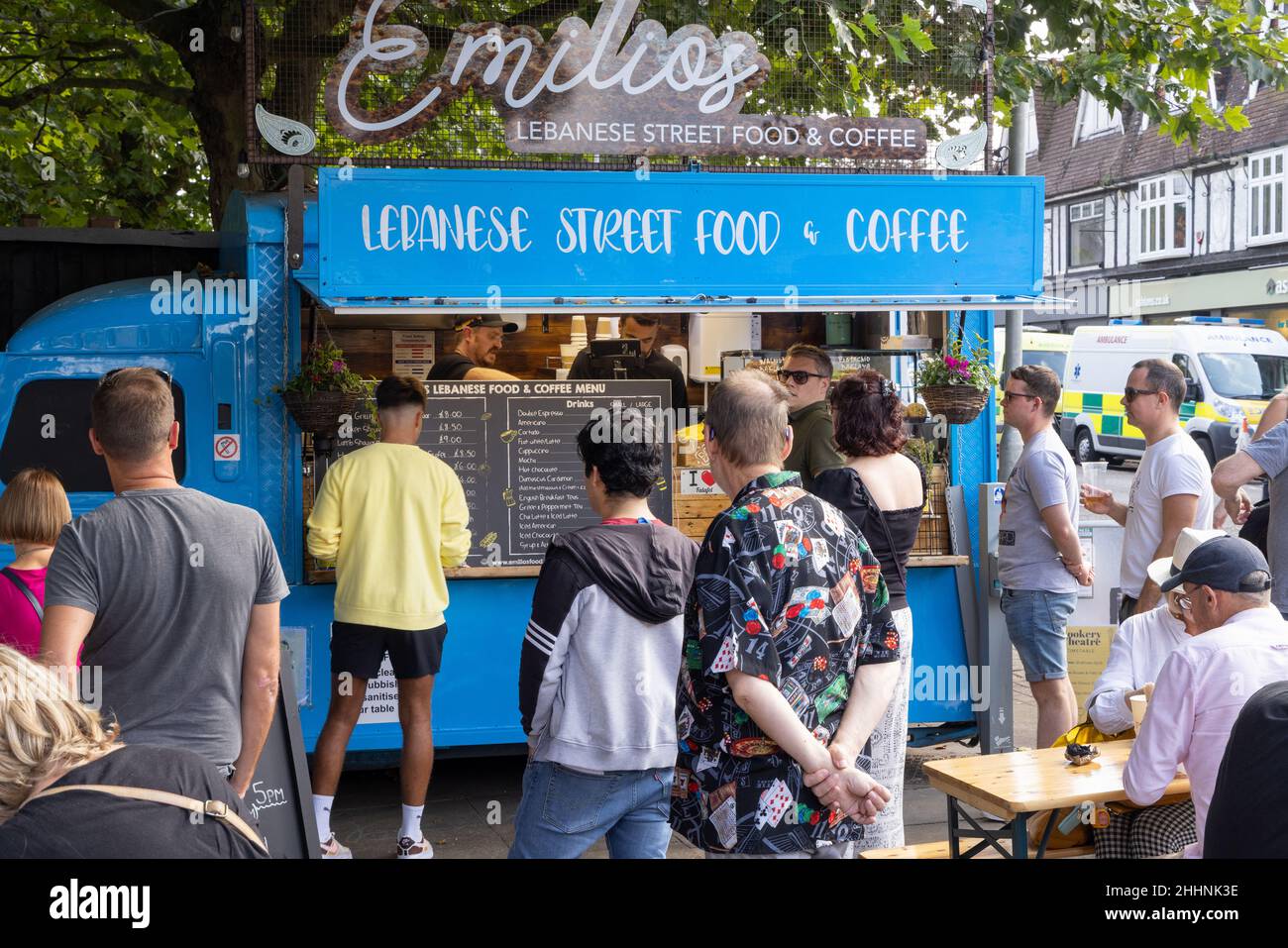 Cuisine libanaise au Royaume-Uni; un restaurant libanais vendant de la nourriture de rue en été, Harpenden, Hertfordshire Angleterre au Royaume-Uni Banque D'Images