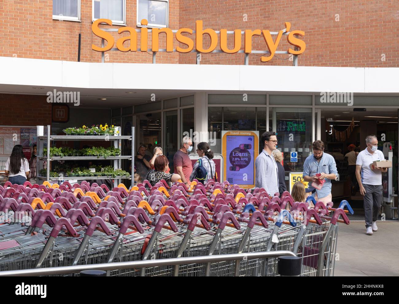 Supermarché Sainsbury's extérieur Harpenden Hertfordshire avec chariots et clients et panneau Sainsbury's, Hertfordshire UK Banque D'Images