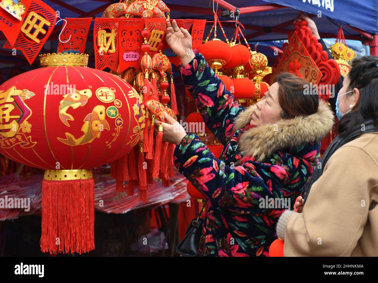Une cliente a vu des décorations d'achat pour le nouvel an chinois dans un  marché.février 1 cette année est le nouvel an lunaire chinois.Le festival  du printemps chinois approche.Cette année est l'année