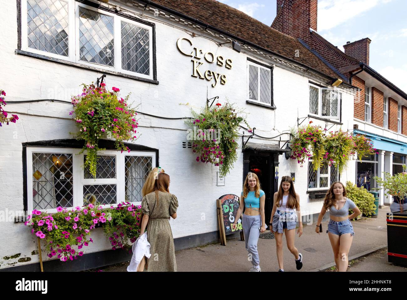 Pub Hertfordshire ; adolescentes devant le pub Cross Keys lors d'une journée ensoleillée en été, Harpenden, Hertfordshire, Royaume-Uni Banque D'Images