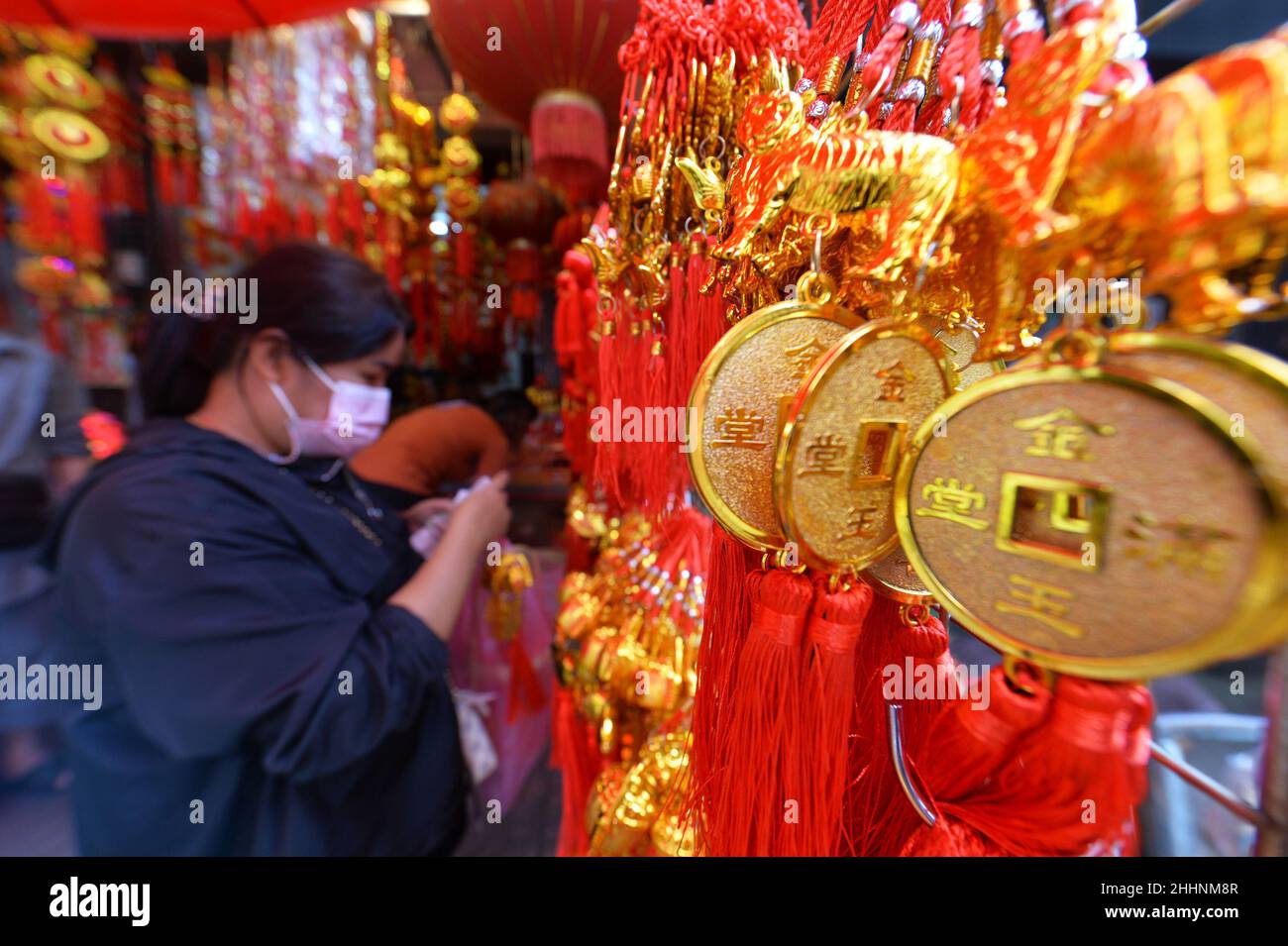 Bangkok, Thaïlande.25th janvier 2022.Un client choisit les décorations du Festival du printemps dans un magasin de la ville chinoise de Bangkok, en Thaïlande, le 25 janvier 2022.Le festival du printemps se déroule le 1 février de cette année.Credit: Rachen Sageamsak/Xinhua/Alay Live News Banque D'Images