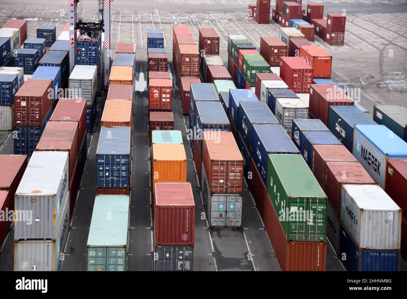 Conteneurs rangés en rangées provenant de différents expéditeurs sur la jetée du terminal de fret à conteneurs. Banque D'Images