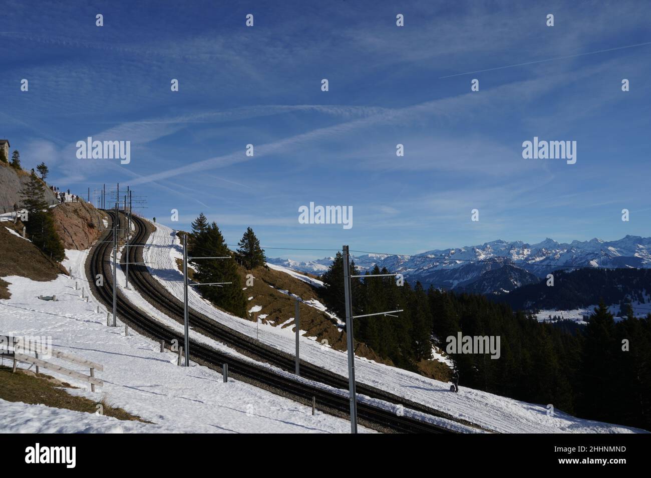 Train à crémaillère entre la montagne Rigi et le village de Goldau, Suisse en hiver. Banque D'Images