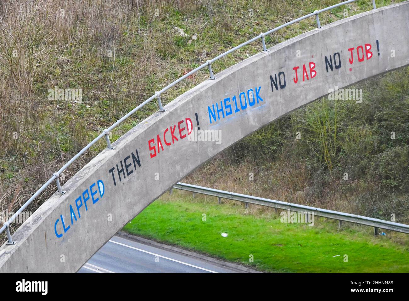 Weymouth, Dorset, Royaume-Uni.25th janvier 2022.Abridge sur le A354 à Weymouth dans Dorset qui a eu un message de graffiti écrit sur lui disant "a frappé puis a mis à sac!NHS100K pas de jabs pas de travaux!Le message est apparu alors que la date limite pour la vaccination obligatoire Covid des gouvernements pour le personnel du NHS approche avec la date limite pour le premier jab le 3rd février et pour qu'ils soient entièrement vaccinés d'ici le 1st avril 2022.Crédit photo : Graham Hunt/Alamy Live News Banque D'Images