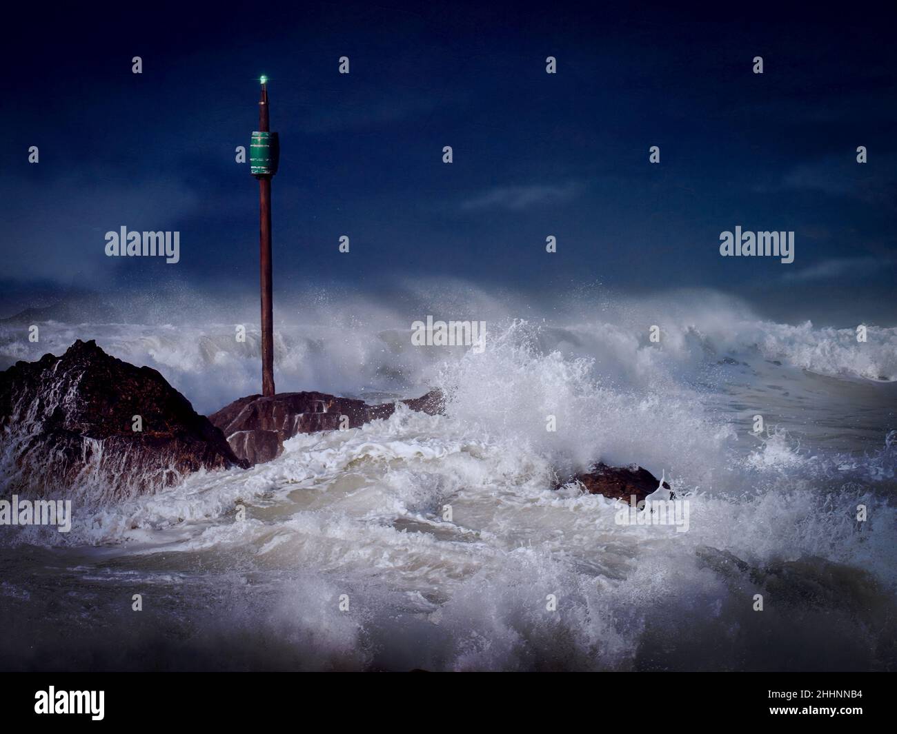 Les vagues d'hiver, canon rock, bude, Cornwall, UK Banque D'Images