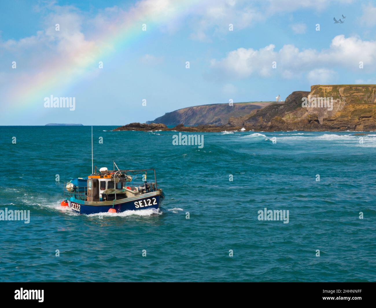 Chalutier de pêche retournant à la maison, Bude, Cornwall, Royaume-Uni Banque D'Images