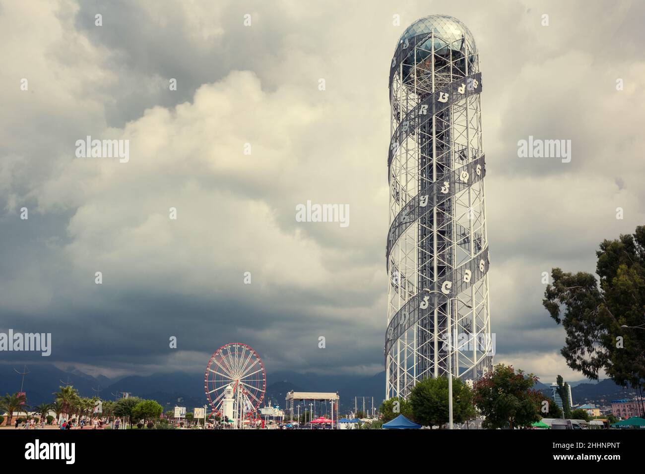 Batumi, Géorgie - 06 août 2018 : Tour alphabétique sur le boulevard Batumi.Vue de la mer Noire. Banque D'Images