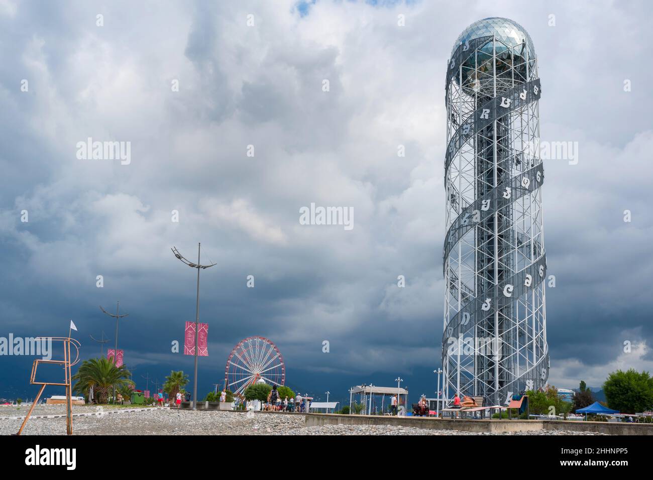 Batumi, Géorgie - 06 août 2018 : Tour alphabétique sur le boulevard Batumi.Vue de la mer Noire. Banque D'Images