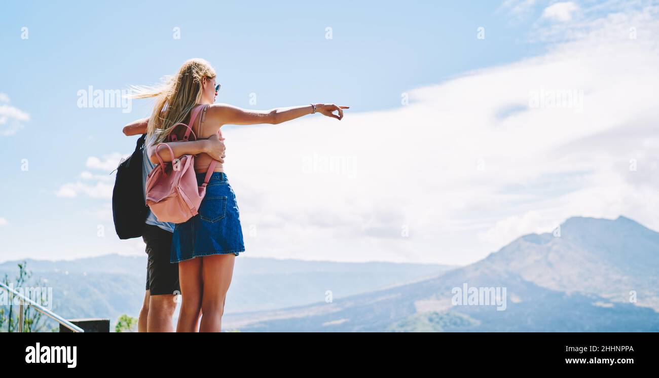 Couple debout au sommet d'une colline et admirant la nature Banque D'Images