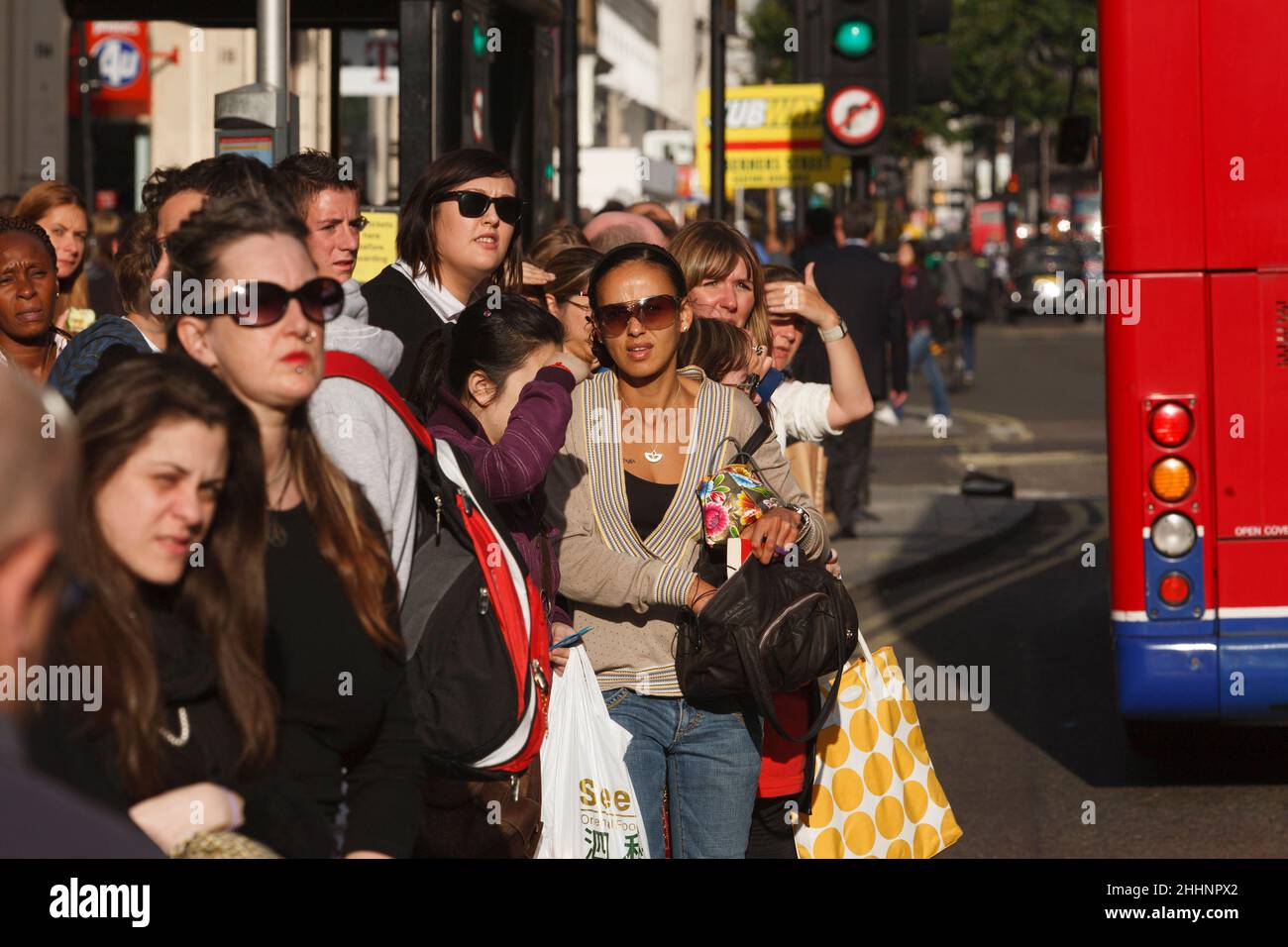 Une grande foule de navetteurs font la queue à un arrêt de bus.La foule a été causée par l'appel à une grève des tubes par le syndicat RMT.Oxford Street, City of Westminster, Londres, Royaume-Uni.3 septembre 2007 Banque D'Images