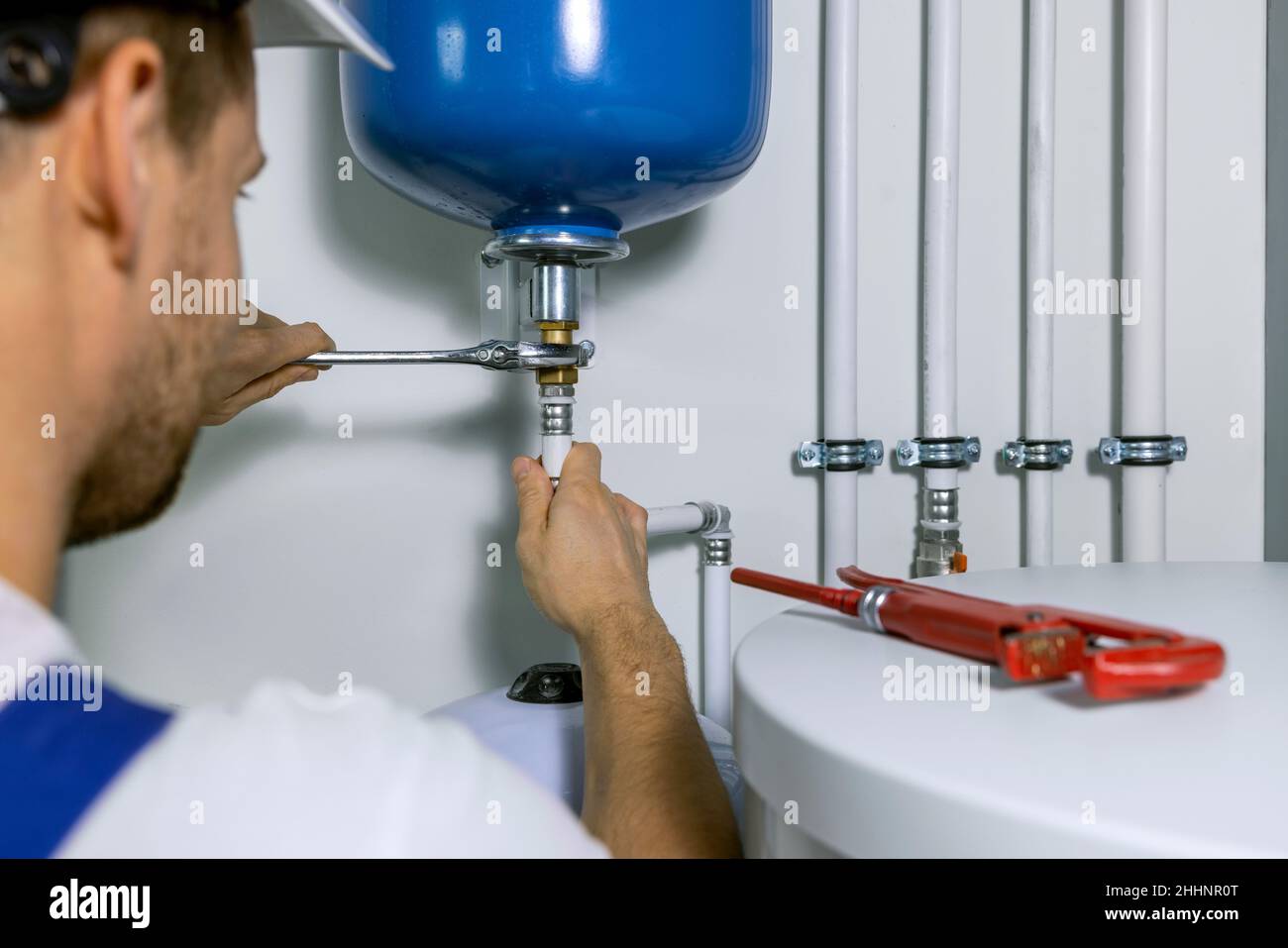 plombier installation du vase d'expansion pour le système de chauffage de la maison. service de plomberie Banque D'Images