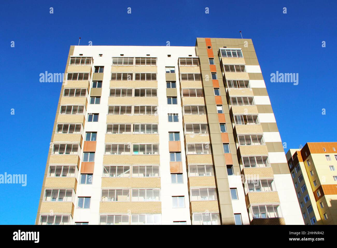 Architecture urbaine moderne, rangées de fenêtres reflétant le ciel.Le concept de construction de nouvelles villes, d'espaces, d'amélioration des conditions de logement.Photos pour le Web, l'impression, l'arrière-plan et le papier peint, avec espace vide pour le texte Banque D'Images