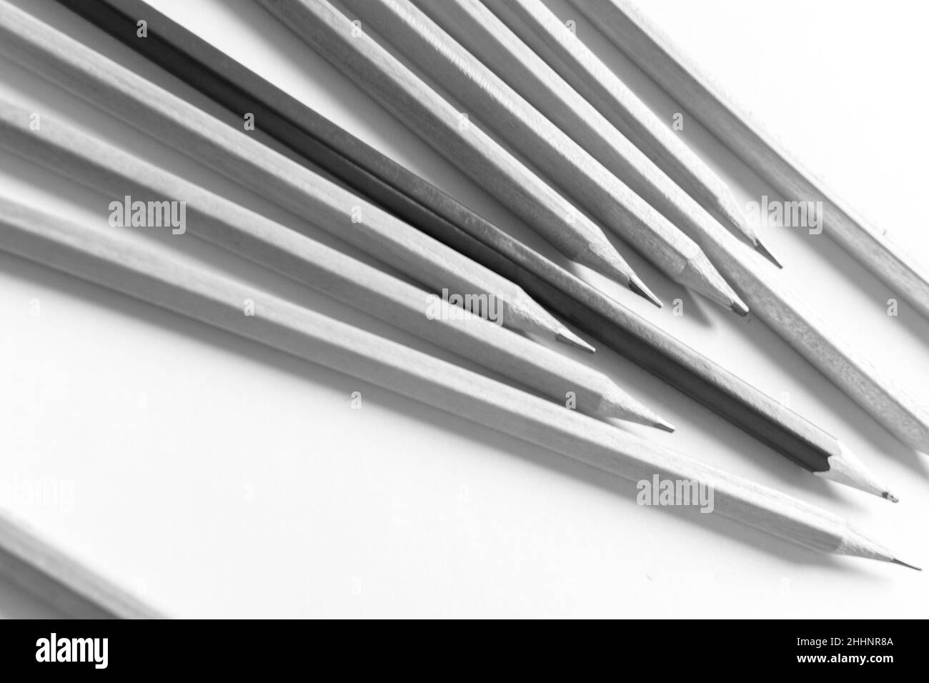 photo noir et blanc de crayons en bois sur fond uni Banque D'Images
