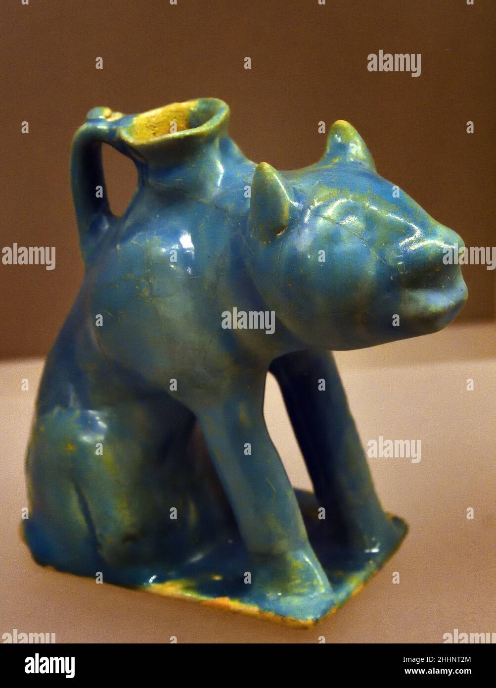 Ewer 12th-13th Century AD Fritware, turquoise vitrage ( Museo d'Arte orientale Torino ) animal Banque D'Images