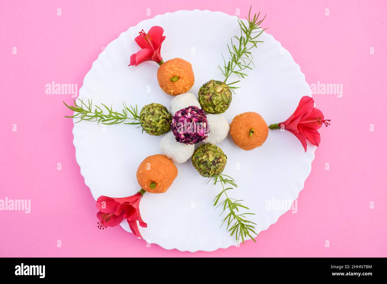 Nourriture douce indienne coloré et savoureux laddus ou ladoos de trois couleurs différentes tricolor pistache, noix de coco et motichur.Jour de la République et Inde Banque D'Images