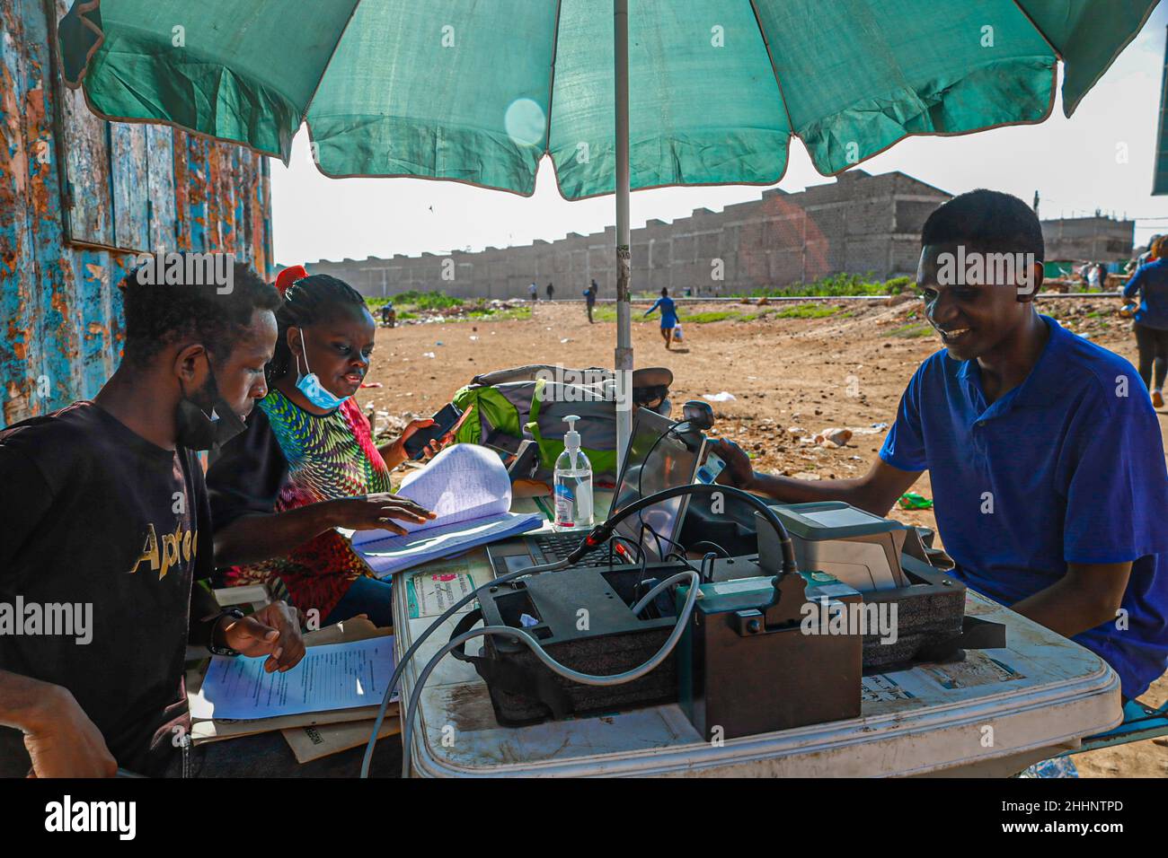 Les fonctionnaires de la Commission électorale indépendante et de délimitation des circonscriptions électorales (CBEI) enregistrent un électeur lors de l'inscription des électeurs en cours en vue de l'élection générale du Kenya de 2022.au fur et à mesure que les jours se passent et que la chaleur politique augmente chaque jour,La Commission électorale et de délimitation des circonscriptions électorales indépendantes du Kenya (CBEI) est toujours inquiète car peu de gens se sont inscrits au cours de la deuxième phase de l'exercice d'enregistrement continu amélioré des électeurs (RVCE) qui a commencé le 17th janvier et devait se terminer le 6th février.2022 cibler une estimation de plus de 4,5 millions d'électeurs inscrits. Banque D'Images