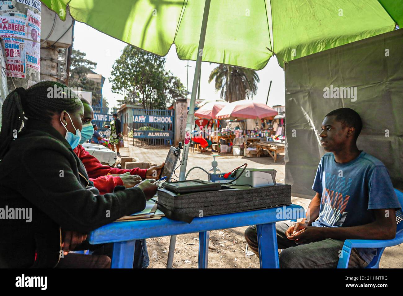 Les fonctionnaires de la Commission électorale indépendante et de délimitation des circonscriptions électorales (CBEI) enregistrent un électeur lors de l'inscription des électeurs en cours en vue de l'élection générale du Kenya de 2022.au fur et à mesure que les jours se passent et que la chaleur politique augmente chaque jour,La Commission électorale et de délimitation des circonscriptions électorales indépendantes du Kenya (CBEI) est toujours inquiète car peu de gens se sont inscrits au cours de la deuxième phase de l'exercice d'enregistrement continu amélioré des électeurs (RVCE) qui a commencé le 17th janvier et devait se terminer le 6th février.2022 cibler une estimation de plus de 4,5 millions d'électeurs inscrits. Banque D'Images