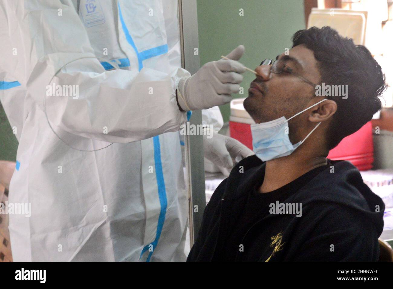 Dhaka, Bangladesh.25th janvier 2022.Le 25 janvier 2022, un agent de santé recueille un échantillon d'écouvillonnage nasal d'une personne pour tester le coronavirus COVID-19 à l'hôpital universitaire de médecine de Bangabandhu Sheikh Mujib, à Dhaka, au Bangladesh.Credit: Mamunur Rashid/Alamy Live News Banque D'Images