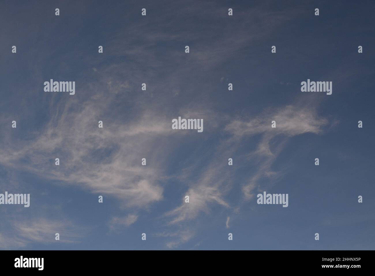 Arrière-plans - variété de nuages blancs sur ciel bleu - couvertures de livre, affiches.Magnifique Banque D'Images