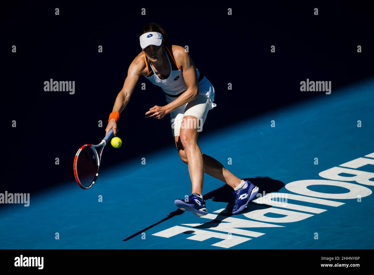 MELBOURNE, AUSTRALIE - JANVIER 24 : Alizé Cornet de France lors de son quatrième tour de rencontre des femmes célibataires lors de l'Open d'Australie 2022 au Melbourne Park le 24 janvier 2022 à Melbourne, Australie (photo d'Andy Astfalck/Orange Pictures) Banque D'Images