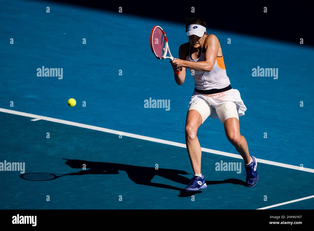 MELBOURNE, AUSTRALIE - JANVIER 24 : Alizé Cornet de France lors de son quatrième tour de rencontre des femmes célibataires lors de l'Open d'Australie 2022 au Melbourne Park le 24 janvier 2022 à Melbourne, Australie (photo d'Andy Astfalck/Orange Pictures) Banque D'Images