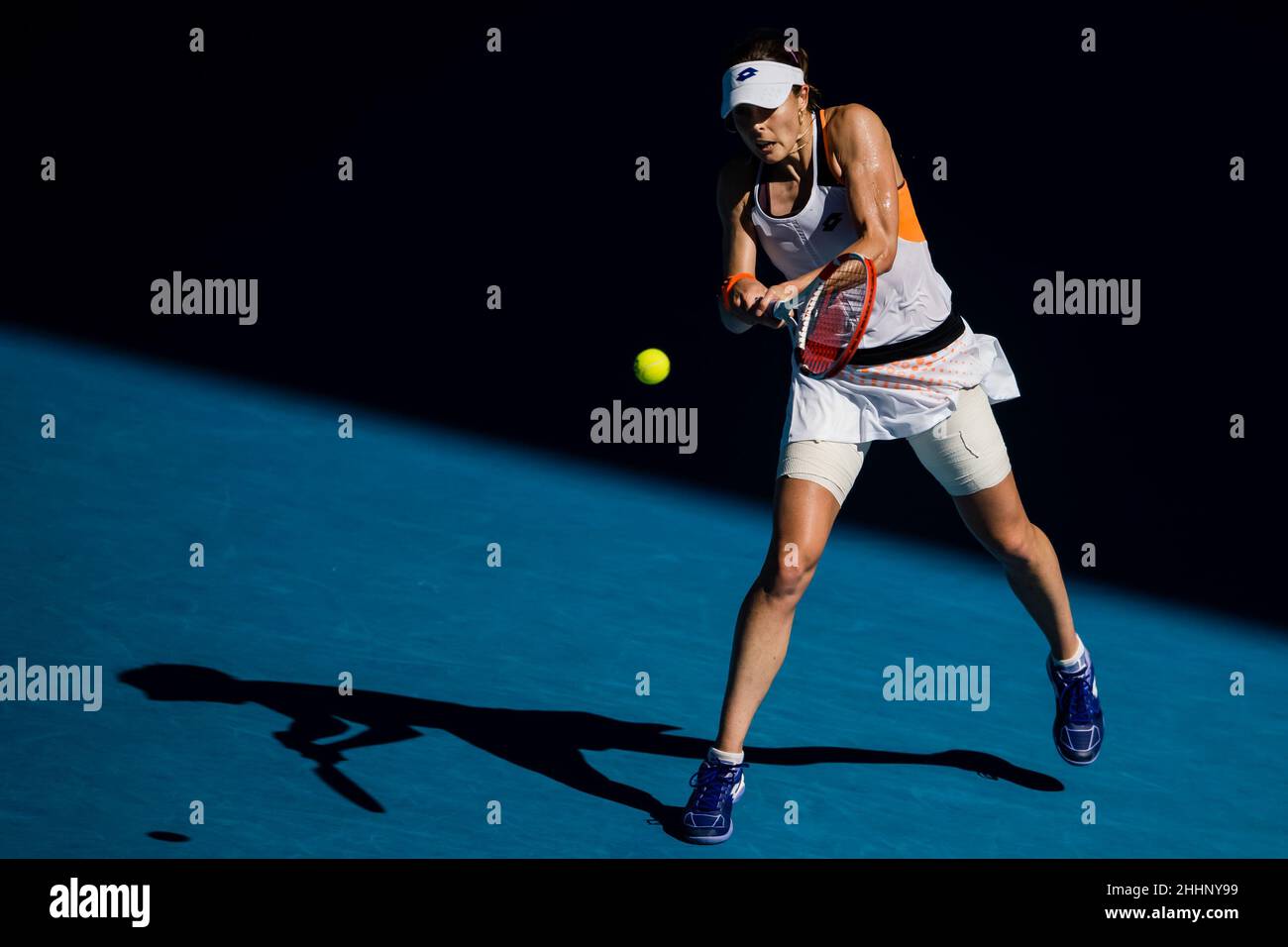 MELBOURNE, AUSTRALIE - JANVIER 24 : Alizé Cornet de France lors de son quatrième tour de rencontre des femmes célibataires lors de l'Open d'Australie 2022 au Melbourne Park le 24 janvier 2022 à Melbourne, Australie (photo d'Andy Astfalck/Orange Pictures) Banque D'Images