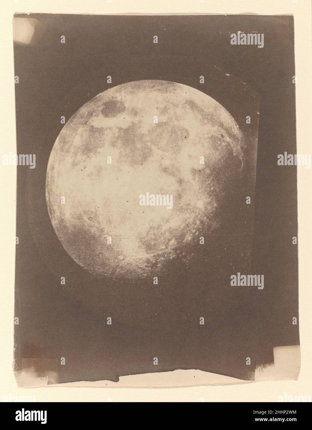 La Lune 1857–60 John Adams Whipple l'américain Whipple et son partenaire Black ont collaboré avec des scientifiques de l'observatoire du Harvard College au cours d'une décennie, en adaptant de nouveaux processus photographiques à la recherche astronomique.Après que l'observatoire a installé une nouvelle horloge sur le télescope en 1857, la paire a photographié la lune à l'aide de négatifs en verre revêtus de collodion, d'où elle a produit des impressions en papier salé.Cet exemple semble avoir été réalisé en coupant l'image de la lune d'une impression antérieure et en la rephotographiant sur un arrière-plan sombre.Cela peut avoir été fait pour agrandir Banque D'Images