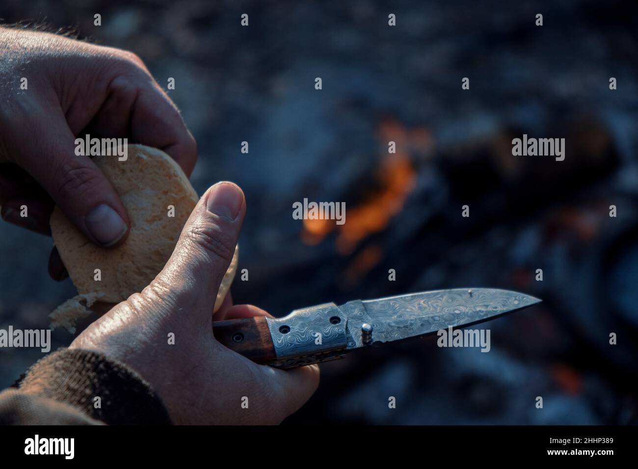 Préparation de la nourriture au camping extérieur Banque D'Images