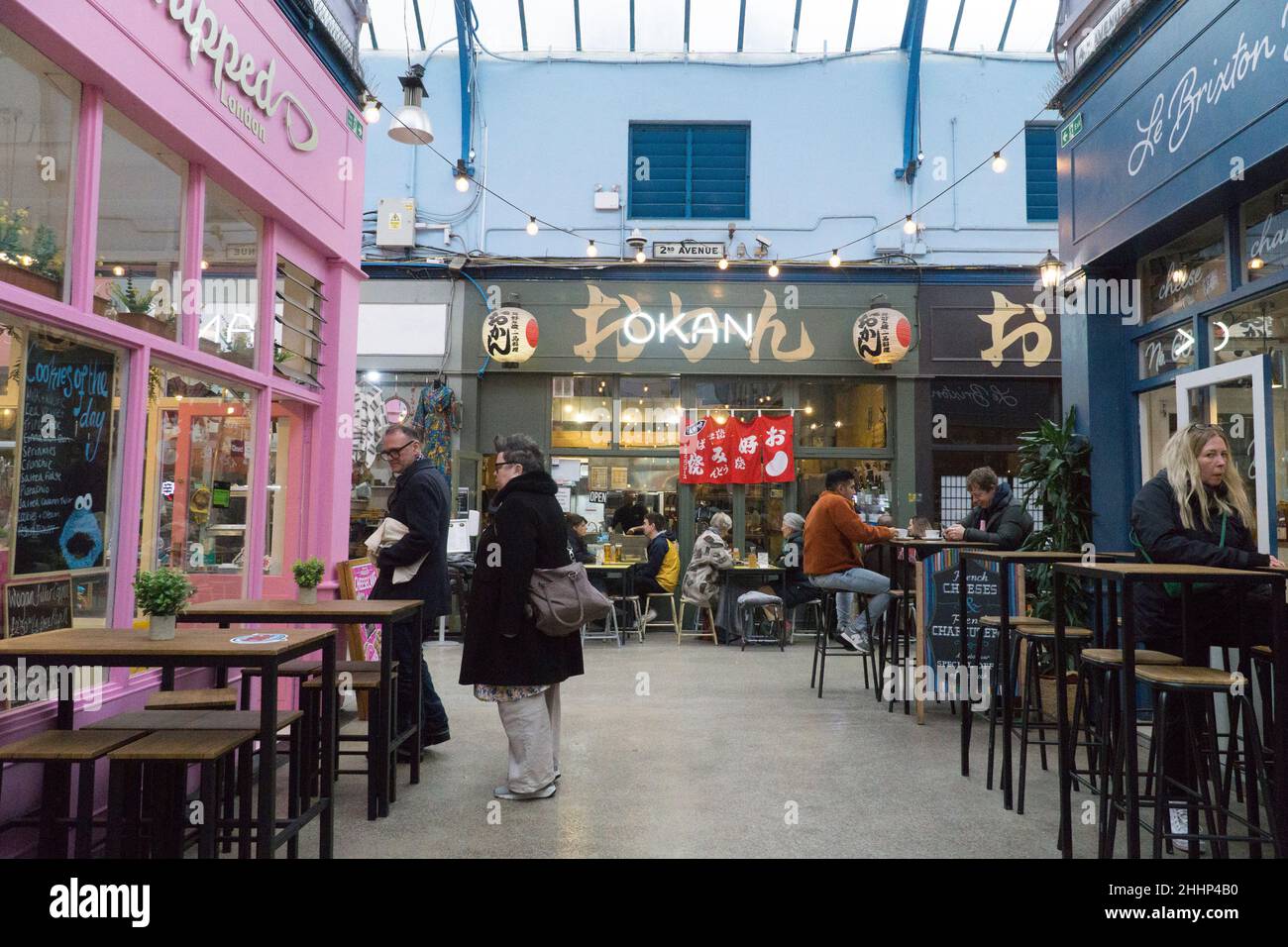 Londres, Royaume-Uni, 25 janvier 2022 : sur le marché couvert de Brixton Village, les gens peuvent faire leurs courses dans des épiceries traditionnelles ou internationales ou déjeuner dans des restaurants du monde entier.La rénovation du marché l'a sauvé du déclin, mais la gentrification s'est fait au détriment des entreprises plus âgées et a fait en sorte qu'une partie de la communauté noire locale se sente exclue.Anna Watson/Alay Live News Banque D'Images