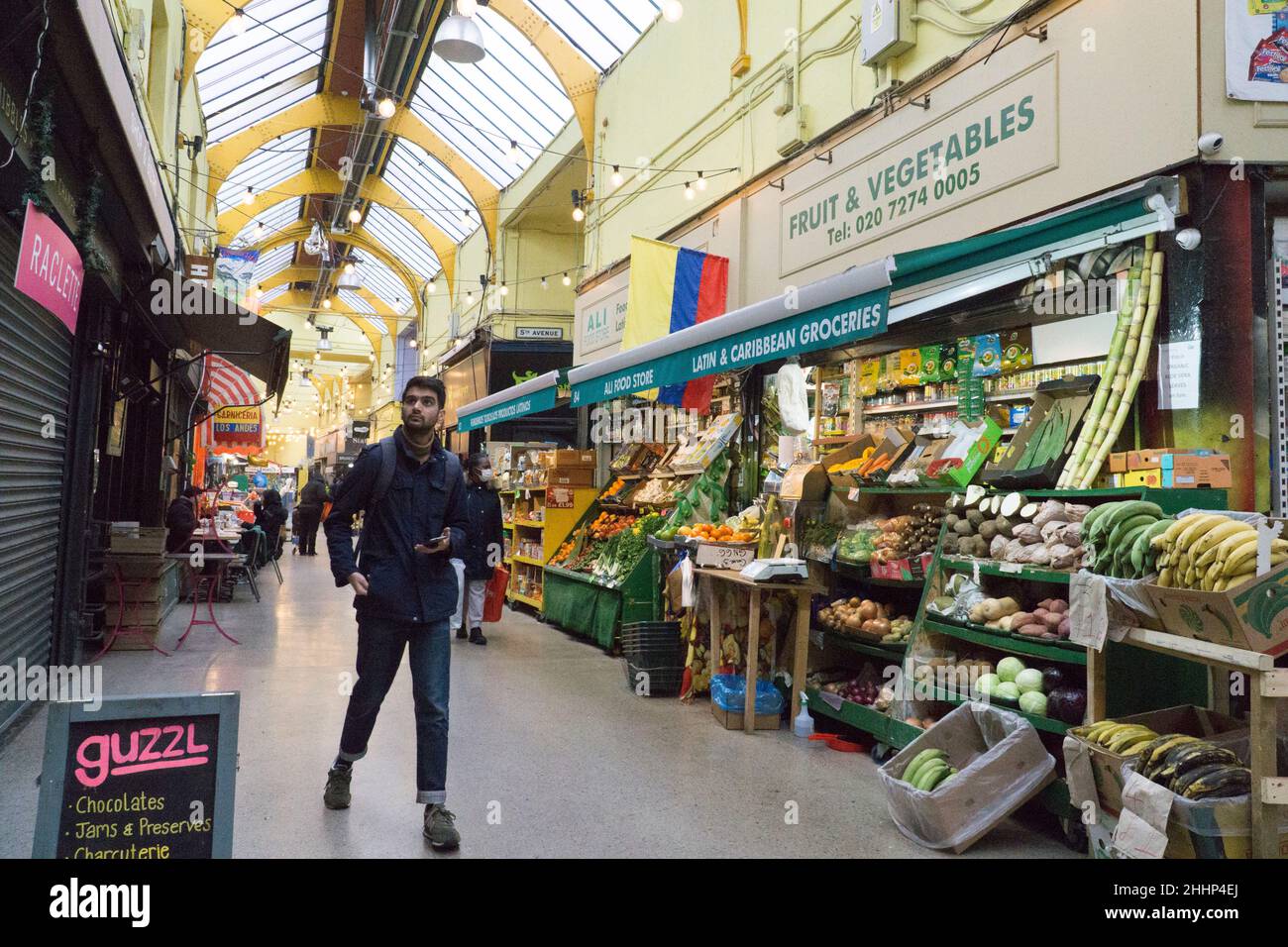Londres, Royaume-Uni, 25 janvier 2022 : sur le marché couvert de Brixton Village, les gens peuvent faire leurs courses dans des épiceries traditionnelles ou internationales ou déjeuner dans des restaurants du monde entier.La rénovation du marché l'a sauvé du déclin, mais la gentrification s'est fait au détriment des entreprises plus âgées et a fait en sorte qu'une partie de la communauté noire locale se sente exclue.Anna Watson/Alay Live News Banque D'Images