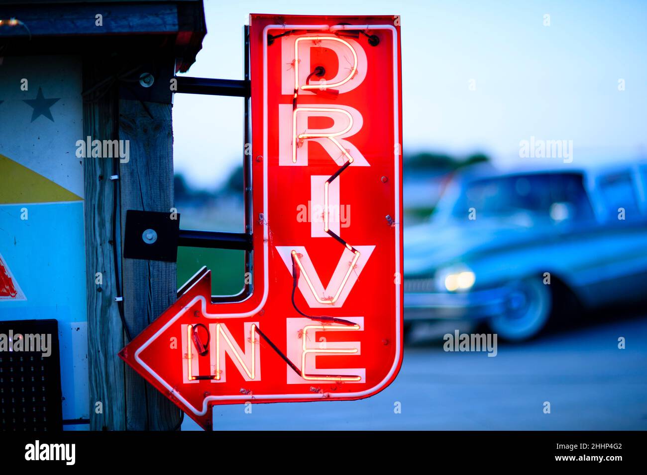 Panneau néon pour Harvest Moon Drive-In Theatre dans l'Illinois Banque D'Images