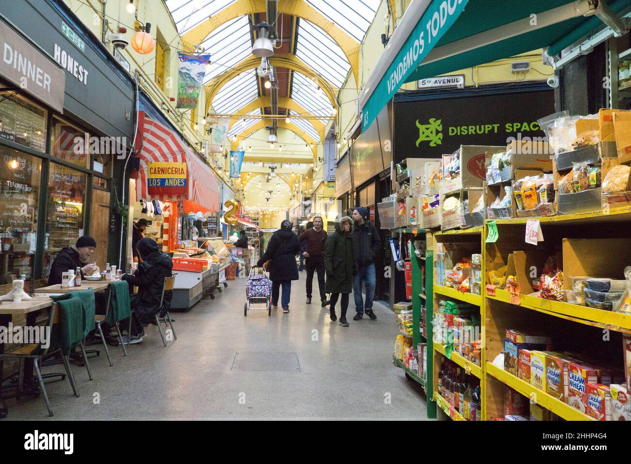 Londres, Royaume-Uni, 25 janvier 2022 : sur le marché couvert de Brixton Village, les gens peuvent faire leurs courses dans des épiceries traditionnelles ou internationales ou déjeuner dans des restaurants du monde entier.La rénovation du marché l'a sauvé du déclin, mais la gentrification s'est fait au détriment des entreprises plus âgées et a fait en sorte qu'une partie de la communauté noire locale se sente exclue.Anna Watson/Alay Live News Banque D'Images
