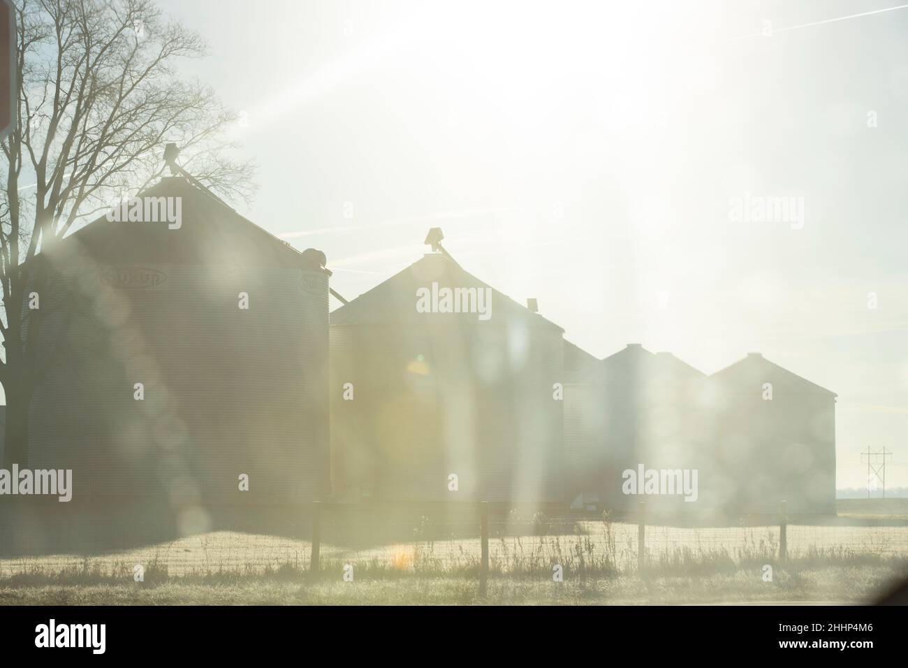 Vue des trémies à grain depuis la fenêtre de voiture dans la campagne de l'Illinois Banque D'Images