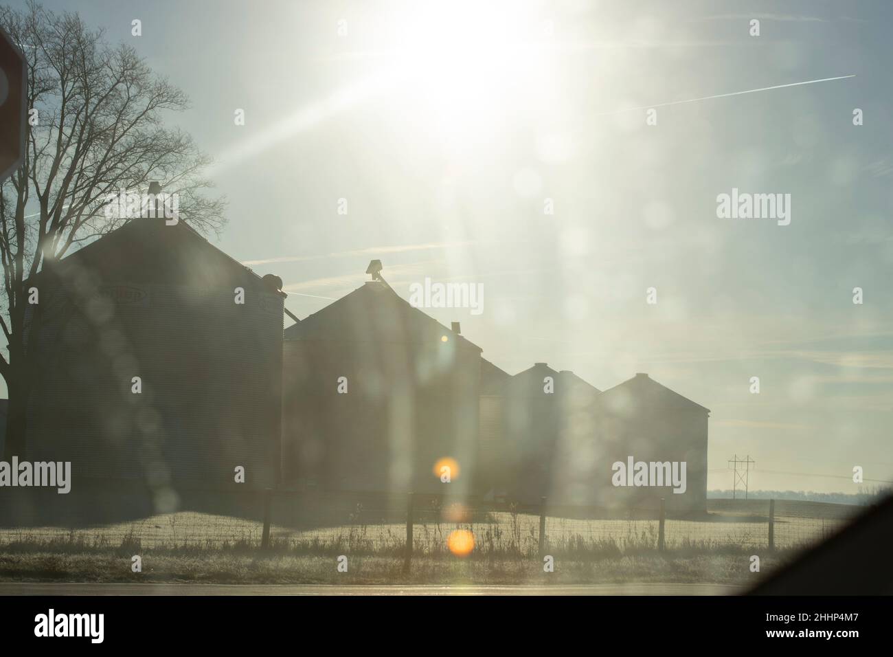 Vue des trémies à grain depuis la fenêtre de voiture dans la campagne de l'Illinois Banque D'Images