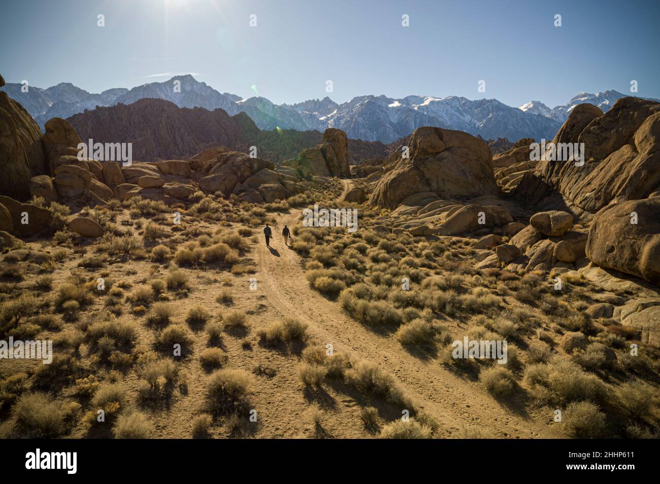 Vue aérienne des randonneurs dans Alabama Hills, Californie Banque D'Images