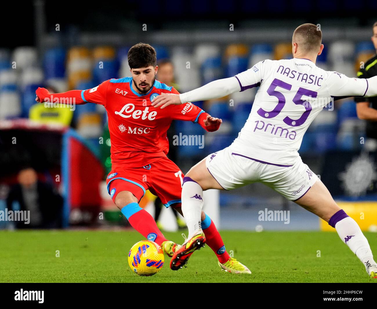 NAPLES, ITALIE - JANVIER 13: Antonio Cioffi de SSC Napoli concurrence pour le ballon avec Matija Nastasic de ACF Fiorentina , pendant le match de Coppa Italia entre SSC Napoli et ACF Fiorentina au Stadio Diego Armando Maradona le 13 janvier 2022 à Naples, Italie.(Photo par MB Media) Banque D'Images