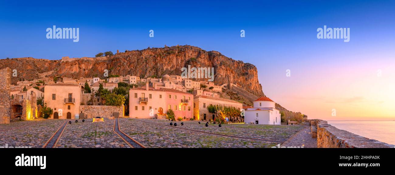 Pittoresque Parorama, ancienne ville médiévale de Monemvasia en Lakonia au lever du soleil, Péloponnèse, Grèce.« Gibraltar grec » Banque D'Images