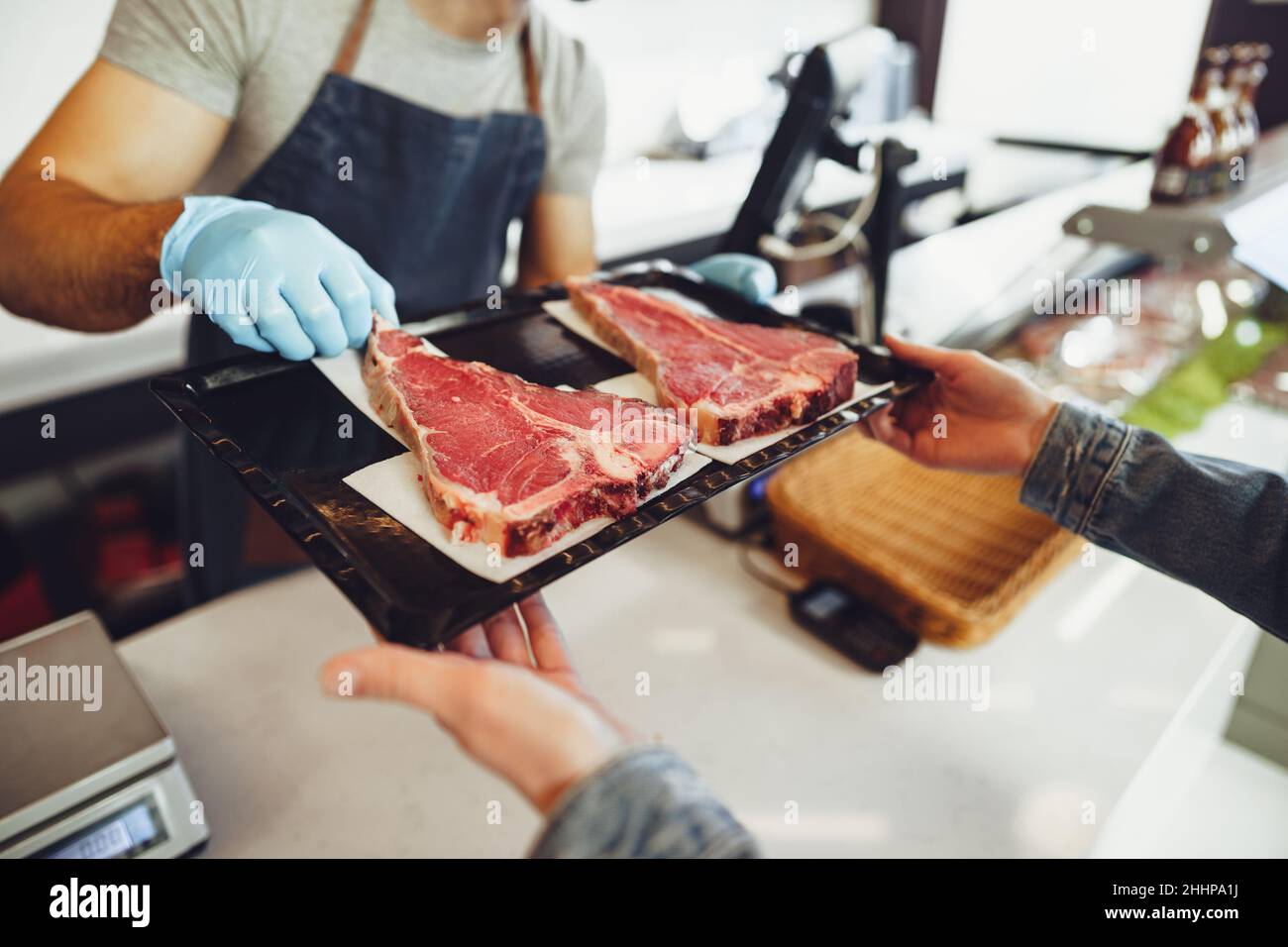 Hachée de viande crue dans un magasin de boucher. Banque D'Images